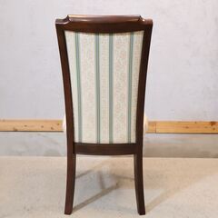 FUJI FURNITURE(冨士ファニチア)のアームレスチェアです！花柄の張地がエレガントでくびれのついた脚が特徴的です。クラシカルなインテリアにもおすすめのダイニングチェア♪の画像