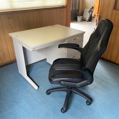 スチールデスクとオフィスチェアを差し上げます