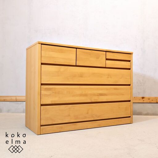 大川の家具メーカー サンコウのティアラ 4段チェストです。大小合わせて7杯の引き出しを備えた高い収納力のキャビネット。落ち着いた色合いとシンプルなデザインは北欧スタイルやなど様々なスタイルに♪