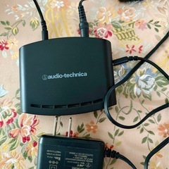 高齢者に優しいテレビ用スピーカーとアダプターの画像