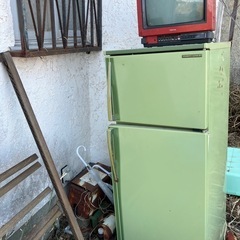昭和レトロな家電　テレビ、冷蔵庫の画像