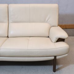 Karimoku（カリモク家具）よりZU25シリーズのオーク材 本革  2.5人掛けソファです！ アーバンシックなモダンデザインが魅力的なトリプルソファは北欧スタイルや和のテイストにもオススメです♪の画像