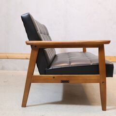 人気のカリモク60よりKチェアー 2シーターです！北欧スタイルのレトロなデザインが魅力のコンパクトな2人掛けソファー♪カフェスタイルやヴィンテージテイストにおススメのおしゃれなデザインです♪の画像