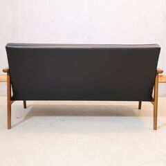 人気のカリモク60よりKチェアー 2シーターです！北欧スタイルのレトロなデザインが魅力のコンパクトな2人掛けソファー♪カフェスタイルやヴィンテージテイストにおススメのおしゃれなデザインです♪の画像