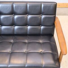 人気のカリモク60よりKチェアー 2シーターです！北欧スタイルのレトロなデザインが魅力のコンパクトな2人掛けソファー♪カフェスタイルやヴィンテージテイストにおススメのおしゃれなデザインです♪の画像