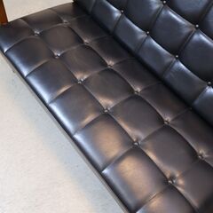 人気のカリモク60よりKチェアー 2シーターです！北欧スタイルのレトロなデザインが魅力のコンパクトな2人掛けソファー♪カフェスタイルやヴィンテージテイストにおススメのおしゃれなデザインです♪の画像