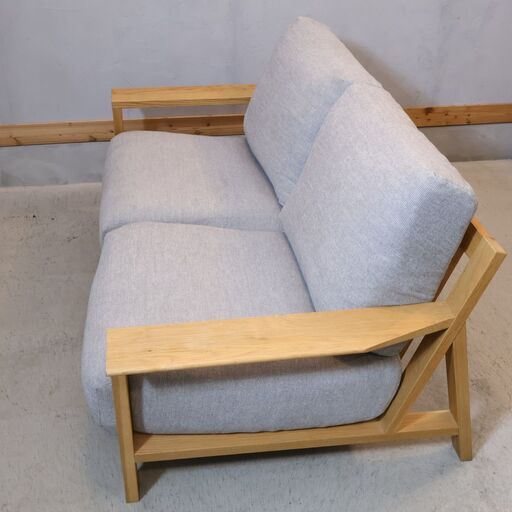 人気の無印良品(MUJI)のオーク材 フェザー ポケットコイル 2シーターソファです♪コンパクトなサイズ感とシンプルでスッキリとしたデ