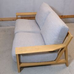 人気の無印良品(MUJI)のオーク材 フェザー ポケットコイル 2シーターソファです♪コンパクトなサイズ感とシンプルでスッキリとしたデザインは2人暮らしにもおススメの2人掛けソファです。の画像