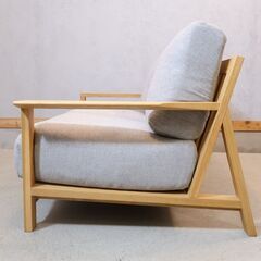 人気の無印良品(MUJI)のオーク材 フェザー ポケットコイル 2シーターソファです♪コンパクトなサイズ感とシンプルでスッキリとしたデザインは2人暮らしにもおススメの2人掛けソファです。の画像