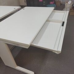同じ種類の白デスク２台あります。の画像