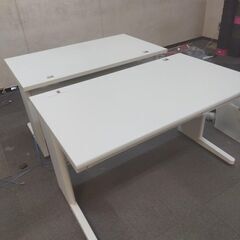 同じ種類の白デスク２台あります。の画像