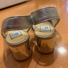 Le Talon パンプス シルバー 22.5の画像