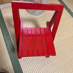 赤色おりたたみの椅子の画像