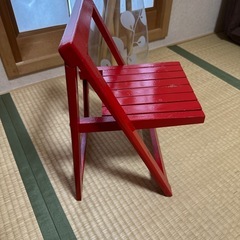 赤色おりたたみの椅子の画像