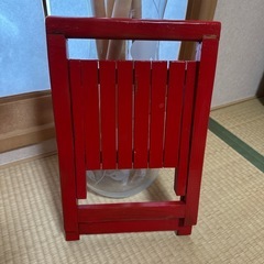 赤色おりたたみの椅子の画像