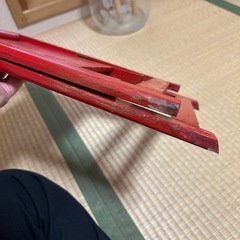 赤色おりたたみの椅子の画像