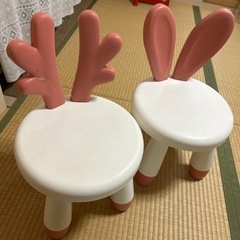 ウサギとトナカイのデザイン子ども用椅子2脚セットの画像
