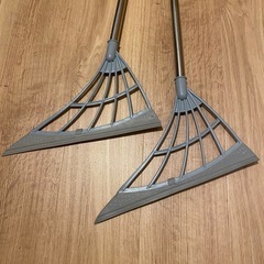 マルチほうき　キャンドゥ購入品　2本　万能ホウキ　シリコンホウキの画像