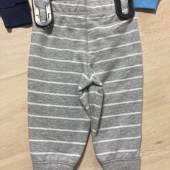 ロンパースとズボンの画像