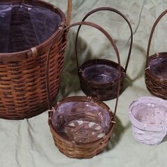 中古品 花かご＆いろいろな花瓶の画像
