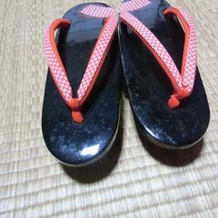レディース 下駄 かわいい赤色の鼻緒 （片方 前がね無）お譲りします。＊石川県＊美川より＊期間限定の画像