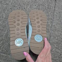 マイケルコースのスニーカーの画像