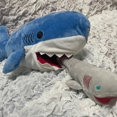 サメのぬいぐるみ（大・小セット）の画像