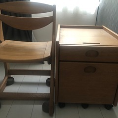 子供用木製勉強机になります。 指定場所までお運びします。