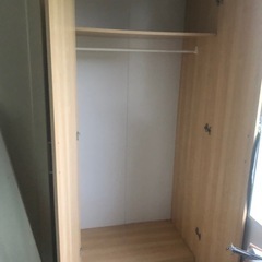 ベージュ色のIKEAの洋服ダンスです。指定場所までお運びします