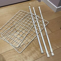 カラーボックス2個、伸縮棒と網の画像