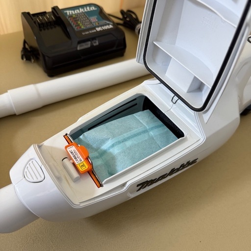 マキタ　紙パック式コードレス掃除機　CL107FD バッテリー、充電器付
　
