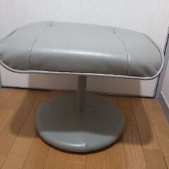 ハイバックチェアとオットマンの画像