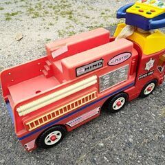 幼児用の乗用の消防車の画像