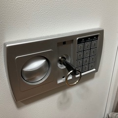 テンキー式電子金庫1万8千から1万に値下げの画像