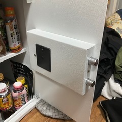 テンキー式電子金庫1万8千から1万に値下げの画像