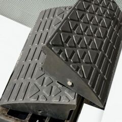 ゴム製段差プレート🚘️出入り口の段差を解消❗️置いていただけ３個まとめての画像