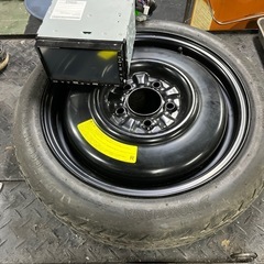 テンパータイヤと三菱ナビ差し上げます。