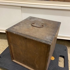 古くて味のある持ち手付き木箱