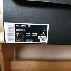 NIKE  エアジョーダン1ミッドの画像