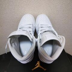NIKE  エアジョーダン1ミッドの画像