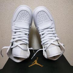 NIKE  エアジョーダン1ミッドの画像