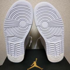 NIKE  エアジョーダン1ミッドの画像