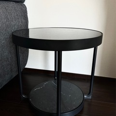 美品 おしゃれ FROTORP フロートルプ サイドテーブル、チャコール大理石調/ブラックガラスの画像