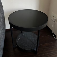 美品 おしゃれ FROTORP フロートルプ サイドテーブル、チャコール大理石調/ブラックガラスの画像
