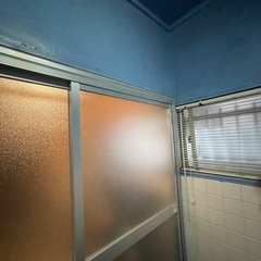 風呂場の引き違い戸をカバー工法で取り替えた − 福岡県