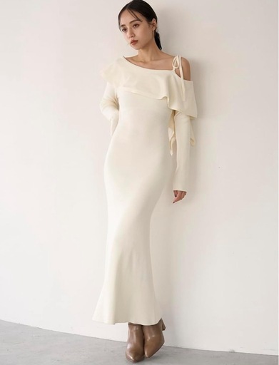 snidel スナイデル ワンショルケープニットワンピース ホワイトワピース 長袖ワンピース