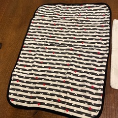 新生児オムツ替えシート　ポーチ　帽子 用品4点セットの画像