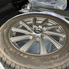 アルミホイールとスタッドレスタイヤのセットの画像