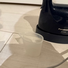 【Panasonic 衣類スチーマー NI-FS540】スチームアイロン／ブラック（給水カップ付き）の画像