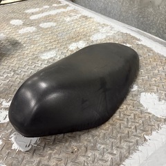v125g 純正シート　破れなし